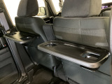 運転席・助手席の背もたれには、2列目シート用にカップホルダー付きの「格納式のシートバックテーブル」を装備しています。休憩時のちょっとした時間などカップを置いたり、小物置きに使えて便利です。