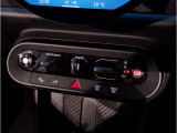 MINIの内装はとにかく『円』に拘ったデザインコンセプトが一目で伝わってきます。これほど円形に拘った車は他に御座いません。伝統のデザイン、トグルスイッチなど遊び心のある内装で御座います。