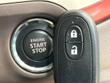 【キーレススタートシステム】カバンやポケットに入れたままでもドアの施錠・解錠が可能なスマートキーを装備。エンジンのオン・オフ時もカギを取り出す必要が無いからとっても便利です♪