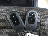 スマートキー付!キーを取り出さなくてもドアロックの施錠・開錠、エンジンの始動が出来ます!雨の日や荷物の多い日にとても便利ですね♪