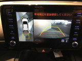 バックギアに入れますとご覧のような画像に自動的に切り替わります。車庫入れ時に役立ちます。