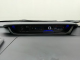 ひと目で情報を確認できる視認性の高いスピードメーターです。