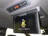 後席用大画面モニターですね。 ドライブをしていて一番退屈な時が渋滞の待ち時間ですよね。 これがあれば後ろでも快適な大きさで見れて退屈な渋滞でも快適に過ごせますよ。