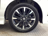 【アルミホイール】純正アルミホイール装備!足元を際立たせ、軽快な走りを演出します!印象もアップし、スタイルも引き締まります!スポーティーさの中にラグジュアリーを感じさせるデザインですね♪