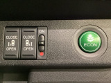 リアドアは乗り降りに便利な両側電動スライドドアです。また運転席に座っていながらスイッチ操作で自在にスライドドアを開け閉めできます。燃費に役立つECONボタンもここです。