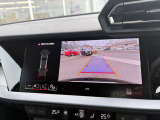 ●リヤビューカメラ『車両のカメラから得た映像を合成し、モニターに映し出します。車両周辺の歩行者や障害物などの発見に役立ちます。』