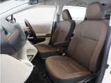 運転席と助手席は足元が繋がっているので自由に行き来しやすいので駐車場が狭いときでも助手席側からスムーズに乗り降りできて便利!