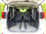 普段のお買い物や通勤、送迎等に十分な荷室スペースを確保しております。セカンドシートを倒すと、大きな荷物の積載も可能です♪