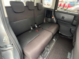 後部座席も気になるようなキズ・汚れやへたり等、大きなダメージはなく、良好な状態です。