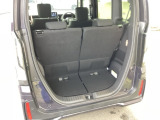 後席を倒さなくても、ゆとりある荷室。