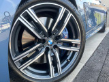 ●純正19インチアルミホイール:輸入車ならではの卓越した走りを支えるホイールと足回りです!日本車の走りに慣れている方にもぜひ体感して頂きたいほど、高いレベルでまとまっています!