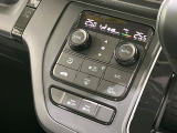 【左右独立型フルオートエアコン】運転席と助手席でそれぞれお好みの温度に設定可能。同乗者にも配慮した、快適な空調をお届け致します。
