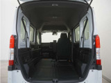 2列目シートと助手席を倒すことで、運転席以外のすべての空間がフラットな荷室となります。フラットな荷室になるので、脚立や絨毯などの長尺の荷物の積載にも対応しております。