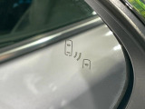 【ブラインドスポットモニター】走行中、ドアミラーの死角になりやすい箇所に後続車が接近するとサイドミラーのレンズに警告を表示!ドライバーに注意喚起をしてくれます。