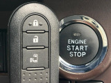 【スマートキー】カバンやポケットに入れたままでもドアの施錠・解錠が可能なスマートキーを装備。エンジンのオン・オフ時もカギを取り出す必要が無いからとっても便利です♪
