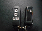 スマートキー付!キーを取り出さなくてもドアロックの施錠・開錠、エンジンの始動が出来ます!雨の日や荷物の多い日にとても便利ですね♪