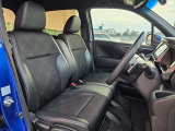 ゆったり座れるフロントシートとフラットな足元空間が魅力。乗り降りしやすく、運転席からの見通しも良い設計で、日常の移動を快適に過ごせる室内レイアウトです。
