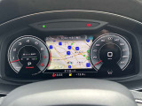スピードメーターなどの運転に必要な計器とともに、オーディオ・電話の操作画面などを表示。レイアウトはステアリングスイッチで切り替えでき運転に集中しながら必要な情報を瞬時に得ることが可能。