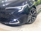 【LEDヘッドライト】悪天候や夜間走行時も良好な視界を確保し安心して運転できる高輝度LEDヘッドライトを装備!点灯速度が早く、消費電力も抑えられています。