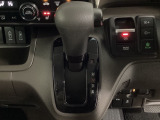CVT車のセレクトレバーです。低速から高速まで、変速ショックのないスムーズな走りと、エンジン効率のよい領域を維持して燃費にも貢献します。サイドブレーキはスイッチ操作の電子制御パーキングブレーキです。