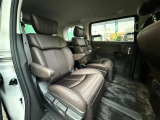 後部座席もゆったりと座れるスペースが確保できます!!足元も広々しております☆大人数でのお出かけも会話が弾みますね♪
