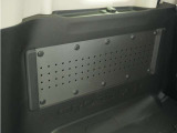 ◆ユーティリティーサイドパネル◆マグネット対応のステンレス製有孔ボード。棚やフックを取り付けて、荷室を自在に活用できます。