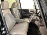 【前席】充分な広さを確保した、快適な前席!インテリアカラーも落ち着いたお色です♪センターアームレストも付いて、リラックスした姿勢で運転していただけます♪