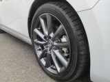 MAZDA3にマッチしたデザインの純正18インチアルミホイールです。