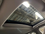 【サンルーフ】開放感たっぷりの希少装備、サンルーフが装着されています!車内に明かりを取り入れたり景色を楽しむ以外にも、車内の空気も簡単に換気できて快適です!
