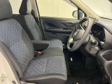 ゆったりと座れる運転席シートですのでストレスなく運転が出来ますよ!