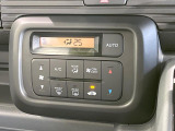 【オートエアコン】一度お好みの温度に設定すれば、車内の温度を検知し風量や温度を自動で調整。暑い&hellip;寒い&hellip;と何度もスイッチ操作をする必要はありません。快適な車内空間には必須の機能ですね♪