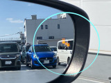 走行中、後方から接近する車両を知らせ、点灯したドアミラー側にウインカーを操作すると点灯とブザー音により注意を知らせる【ブラインドスポットモニター】