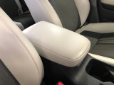 【アームレスト】運転時の疲労軽減にもなるアームレストがついています!