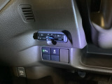 駐車や出庫時に障害物が接近するとお知らせしてくれるパーキングセンサーシステムつき。