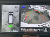 空から見ているような視点で周囲が確認できるアラウンドビューモニター、クルマの真上から見ているかのような映像によって、周辺の見えにくい障害物でも気付くことができます。