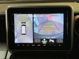 【パノラミックビュー&バックビュー】駐車時の安全確認をする為に車両上方からの映像と後方カメラからのを同時に表示しバックガイドも付いているのでバックの苦手な方でも安心して運転出来ますよ。