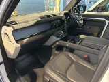 シートは座面やホールド感を含め座り心地がよく設計されています。また、運転席助手席ともにコンディションも良く、シートの汚れや変色等は特別感じられません。