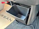 運転席と助手席の間にも小物が入る収納があります!