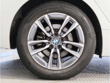 BMWの純正アロイホイールは軽量かつ強度にも優れているホイールで走行性能を引き上げる設計になっております。足元にもBMWは妥協がなくこだわっている個所になります。