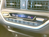 【オートエアコン】一度お好みの温度に設定すれば、車内の温度を検知し風量や温度を自動で調整。暑い&hellip;寒い&hellip;と何度もスイッチ操作をする必要はありません。快適な車内空間には必須の機能ですね♪