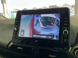 ギアをバックに入れた後、カメラボタンを押すと、運転席から見えない左側面を画面に映してくれるので、幅寄せや縦列駐車がし易くなります!