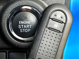 【キーフリーシステム】カバンやポケットに入れたままでもドアの施錠・解錠が可能なスマートキーを装備。エンジンのオン・オフ時もカギを取り出す必要が無いからとっても便利です♪