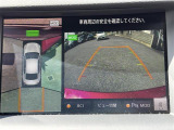 【パノラミックビューモニター】クルマを真上から見下ろした視点で駐車をサポートします。クルマの斜め後ろや真横など、いち早く障害物に気が付くことができます。