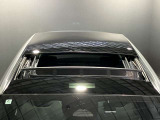 ルーフ開放時は後席への巻き込み風を防ぐ、衝立がせりだし車内環境を変えることなく開放感を得られます。