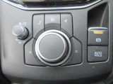 ナビ&オーディオ操作ダイヤル「コントロールコマンダー」は自然と手の触れる位置に配置されています。目線を外すことなく手元で操作できます。また、パーキングブレーキは電動式となっております。