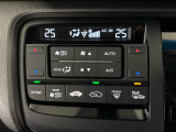 【デュアルフルオートエアコン】エアコンはもちろん簡単操作のフルオートタイプですが、運転席側と助手席側で独立して温度設定が可能なデュアルフルオートエアコンを装備しております!