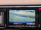 カラーで後方映像をモニターに映し出してくれるので、ショッピングモールのような狭い駐車場であったとしても障害物を見つけ、楽々駐車することができますね。