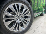 【19インチアルミホイール】外観にマッチしたアルミホイールを装着しております。各種アルミホイールや、スタッドレスタイヤも取扱いしております。是非ご相談ください♪