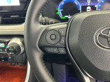 運転中、オーディオの操作をしてて、ハッとしたことはありませんか?ステアリングスイッチは、運転中でもハンドルでオーディオの操作が可能です。安全なドライブをサポートします。