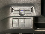 ハンドルの左下にETCとHondaセンシング用の、VSA(ABS+TCS+横滑り抑制)解除スイッチなどがついています。高速道路の料金所の通過も楽々です。 カードの取り出しもしやすい場所についています。